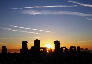 800px-Summer_Solstice_Sunrise_over_Stonehenge_2005